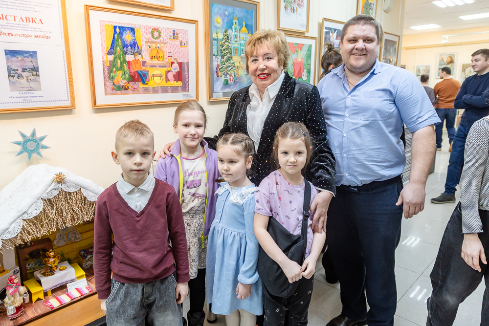 Выставка детско-юношеского рисунка и прикладного творчества «Рождественская звезда»