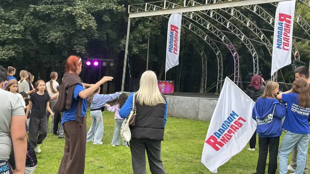 В Одинцовском округе жители спели любимые песни на уличном караоке‑турнире