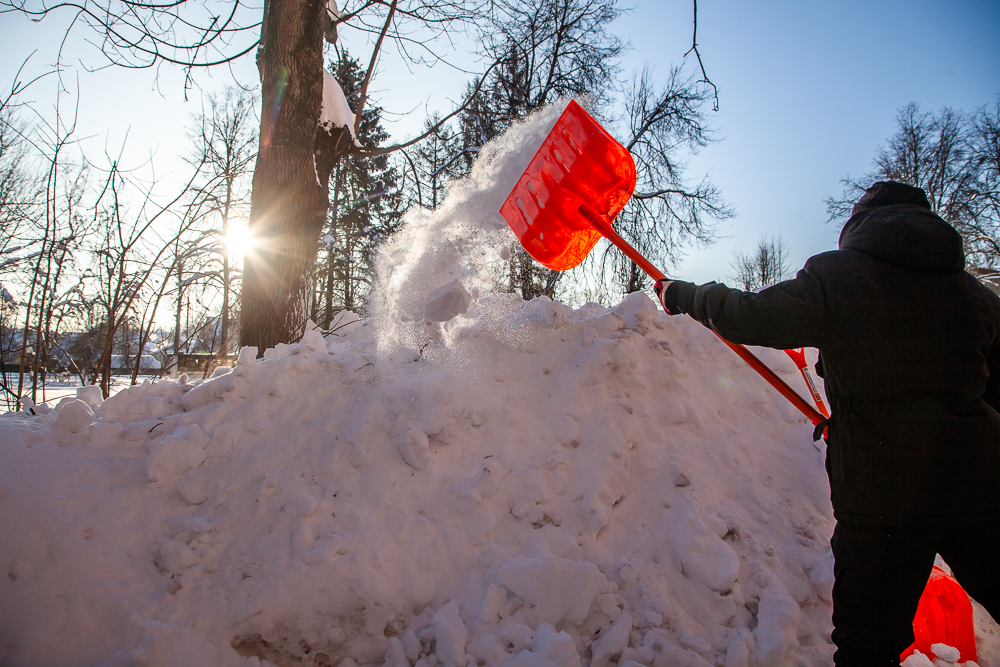 Зима. Снег. Лопата