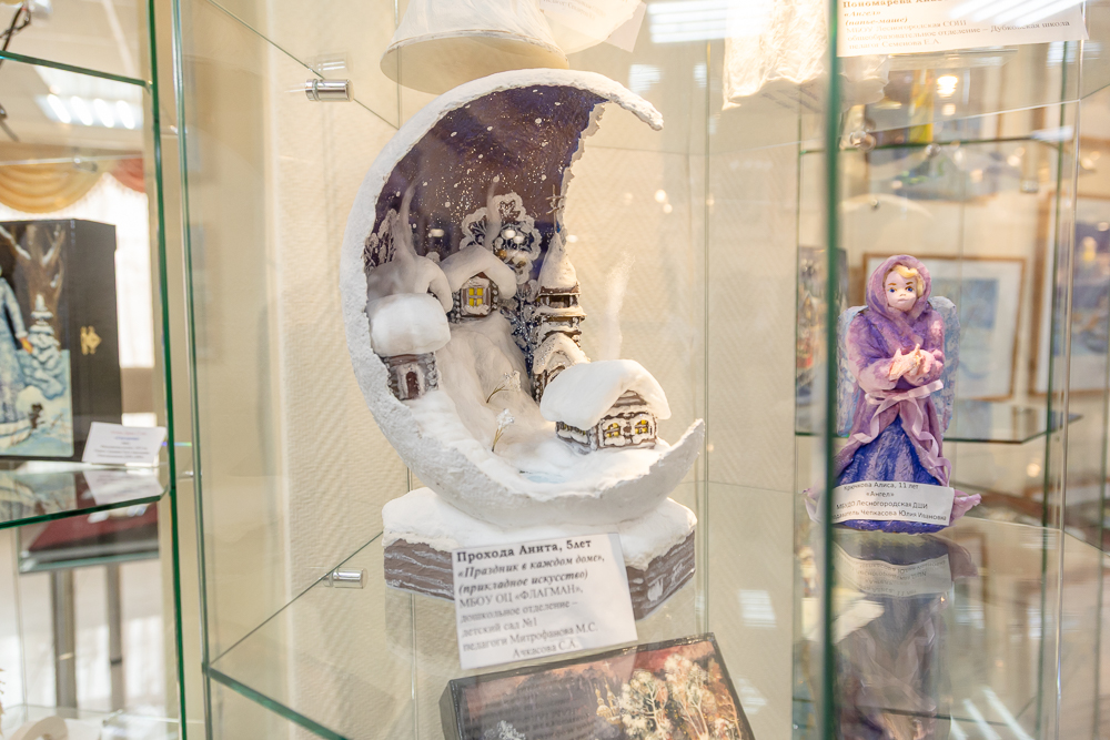 Выставка детско-юношеского рисунка и прикладного творчества «Рождественская звезда»