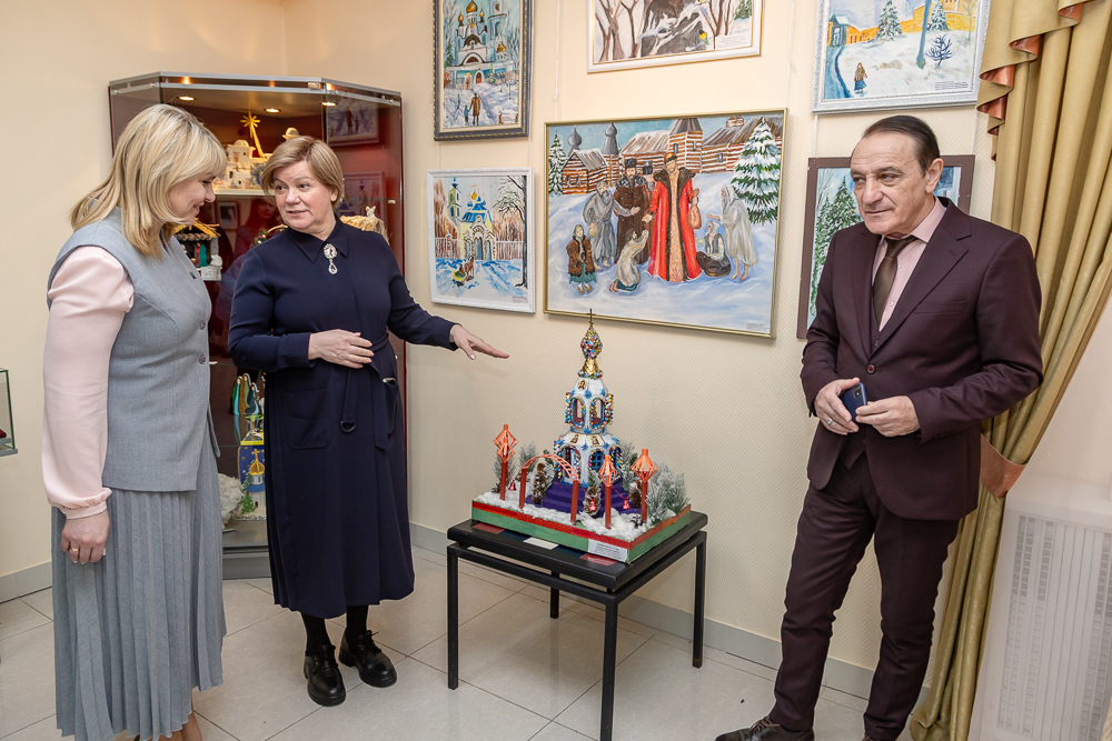 Выставка детско-юношеского рисунка и прикладного творчества «Рождественская звезда»